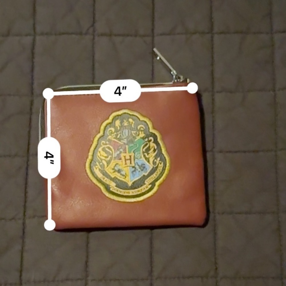 Harry Potter Hogwarts Crest 9 3/4 Burgundy Faux Leather L-Zip Coin Purse - Picture 3 of 3